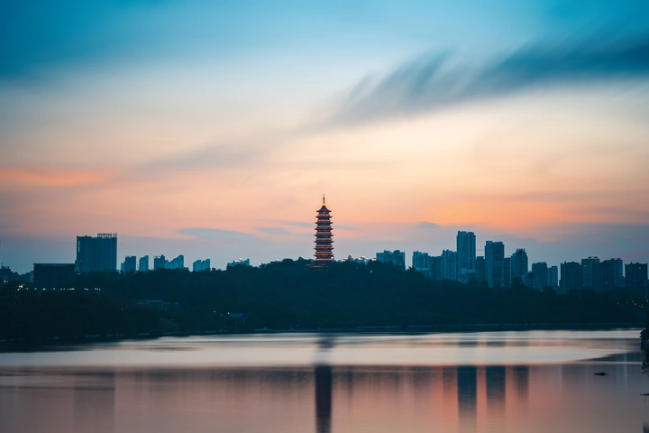 红蓝翠浪塔