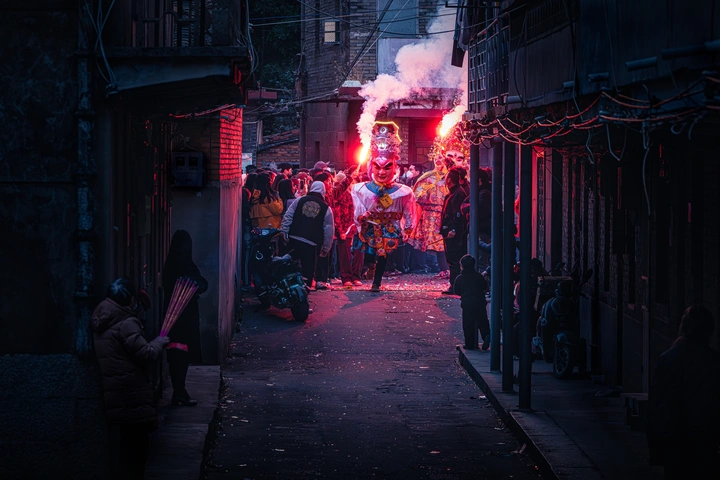 《神火巷影，愿焰长明》