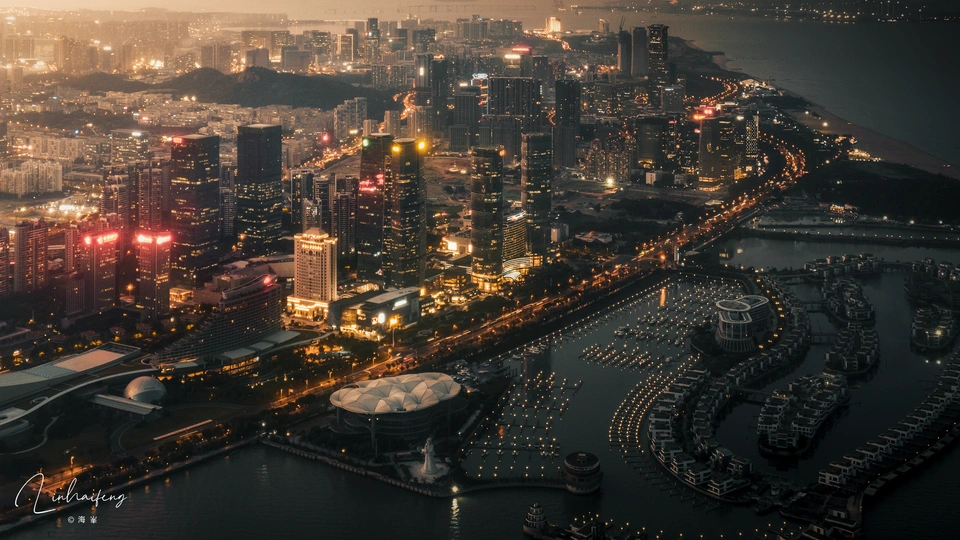 一座大城市夜晚在水边灯火通明