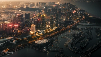 一座大城市夜晚在水边灯火通明