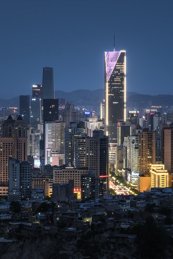 一座城市，两种生活