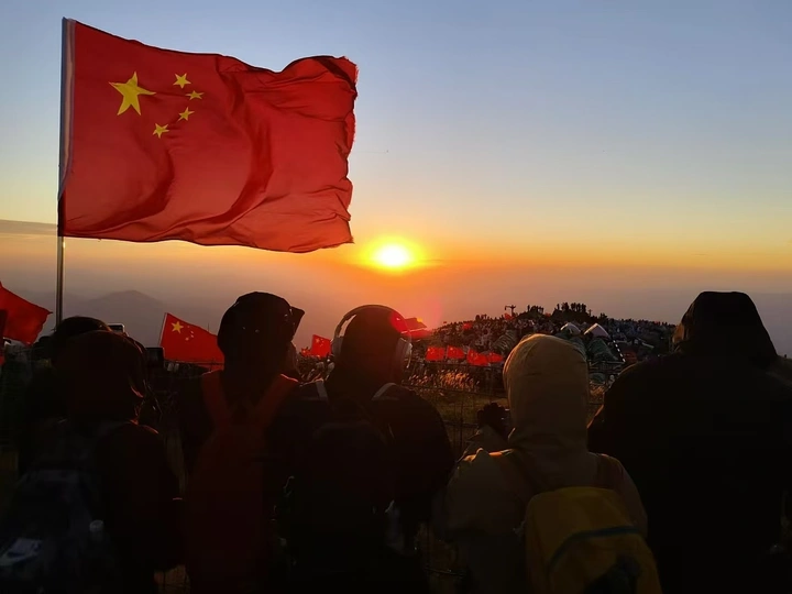 五星红旗的光芒会照亮整个山谷