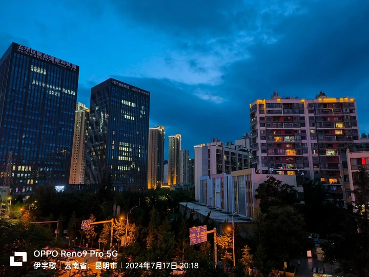 黄昏的灯光