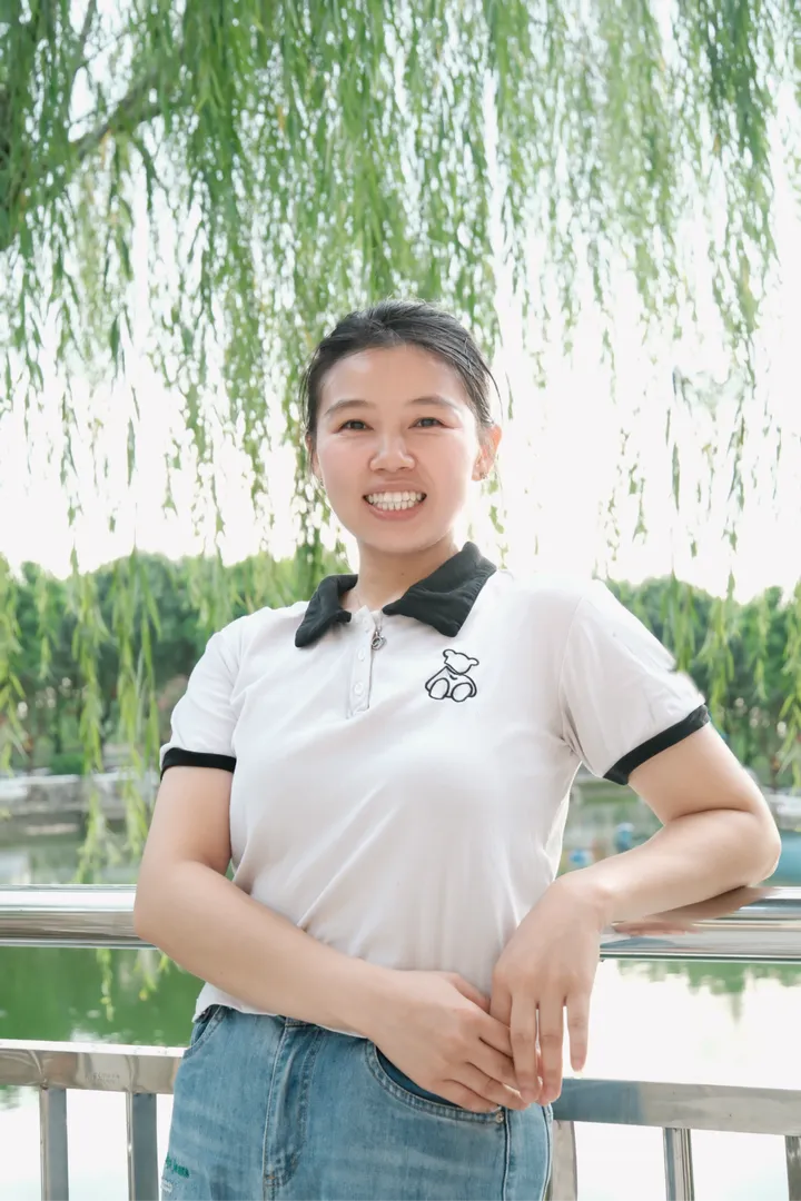 柳下月