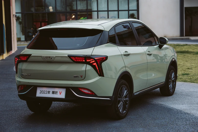 SUV的前部在建筑物前面