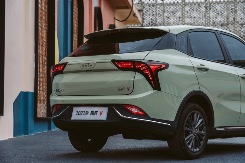 城市街道上停着一辆车