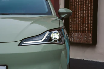 绿色汽车的特写照片