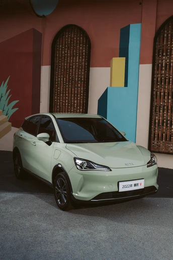 绿色汽车在绿色背景前展示