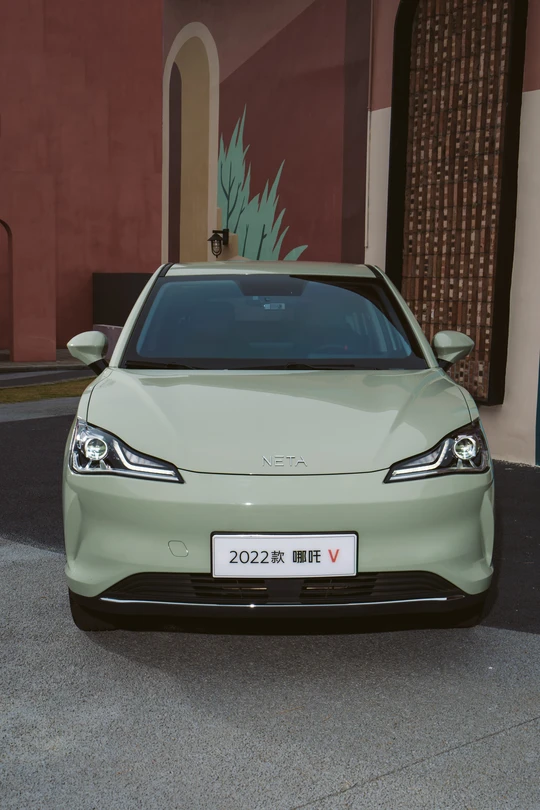 汽车展示厅的一张汽车照片