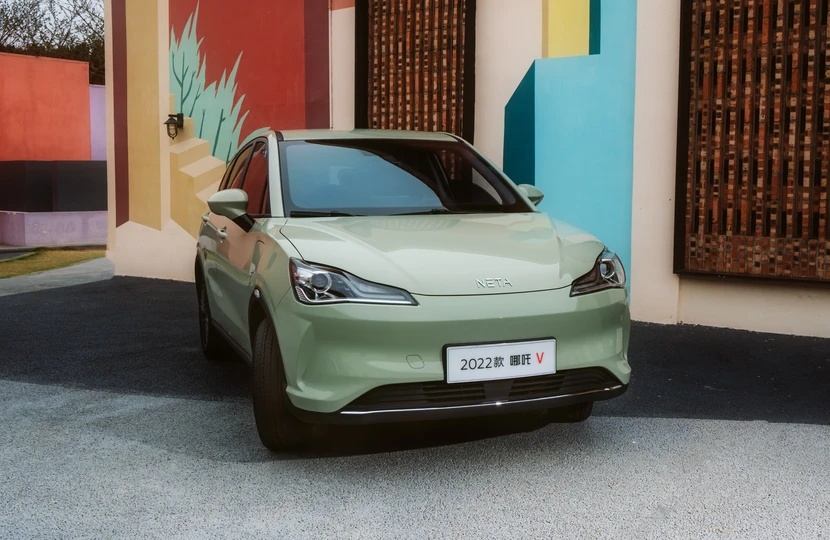 停在建筑物前面的绿色汽车