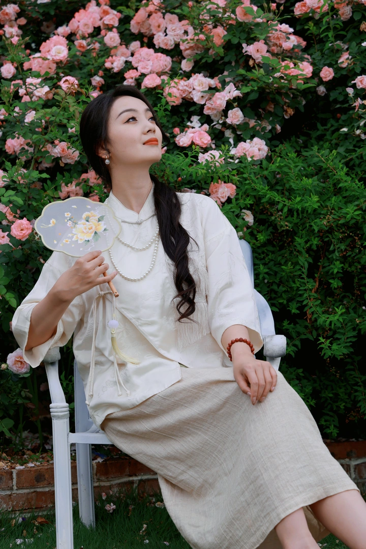 月季花中的女人