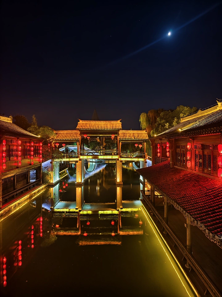 台儿庄的运河夜画