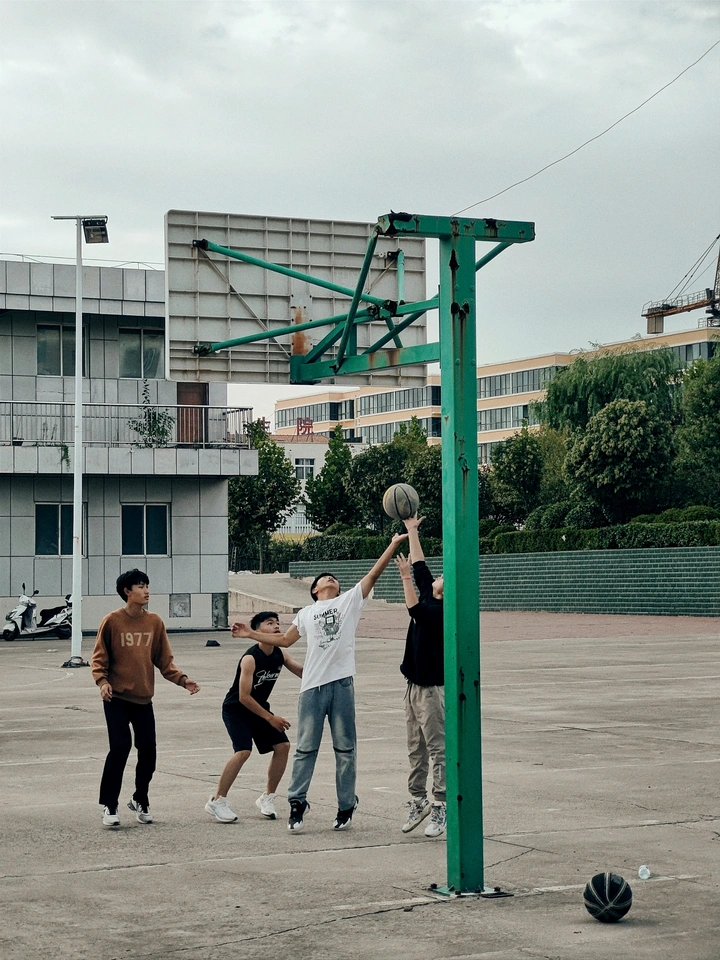 投篮的男孩们