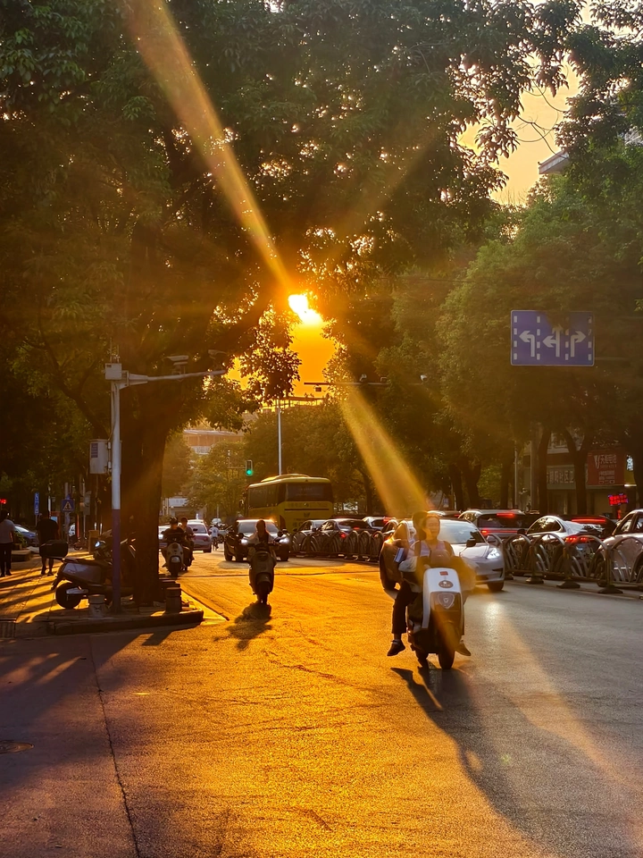 街头夕照