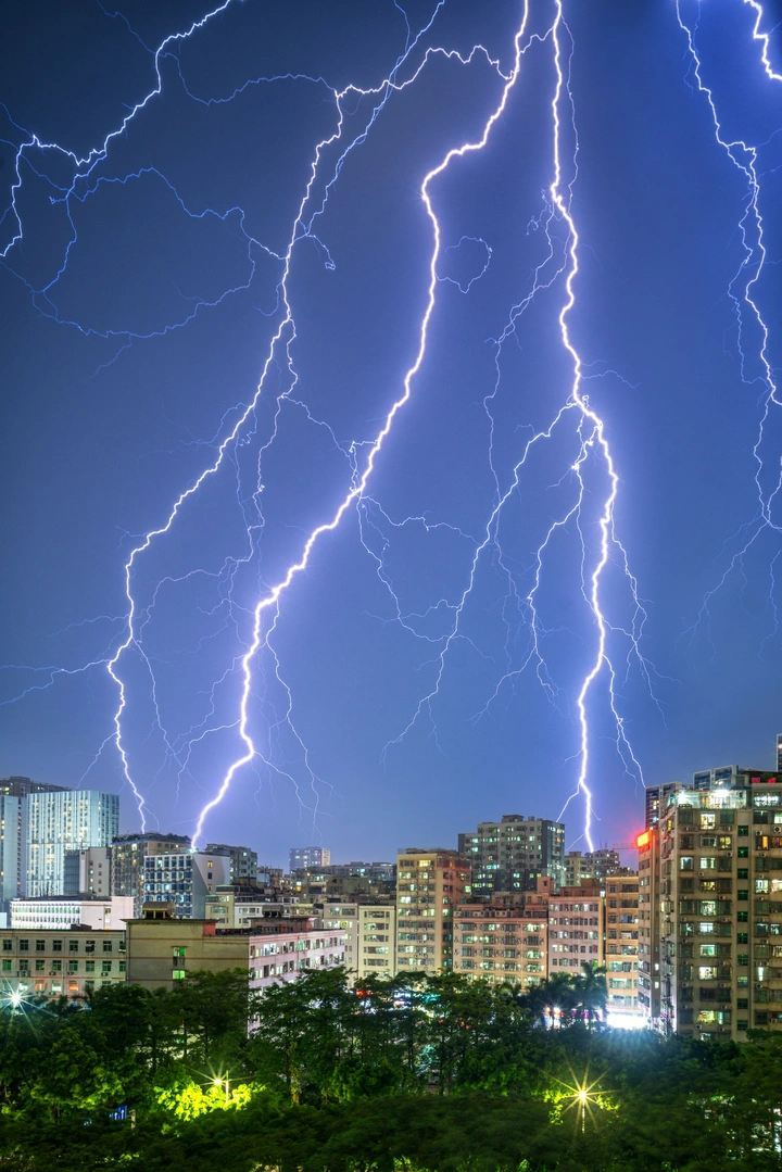 夜幕雷暴
