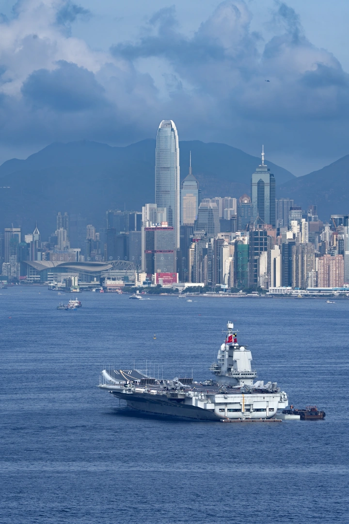 山东舰打卡香港中环CBD！