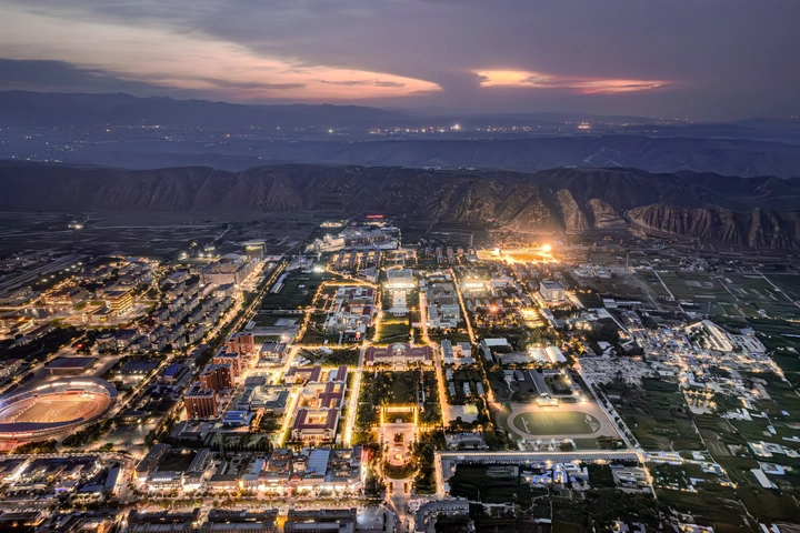 兰州大学榆中校区夜晚全景图