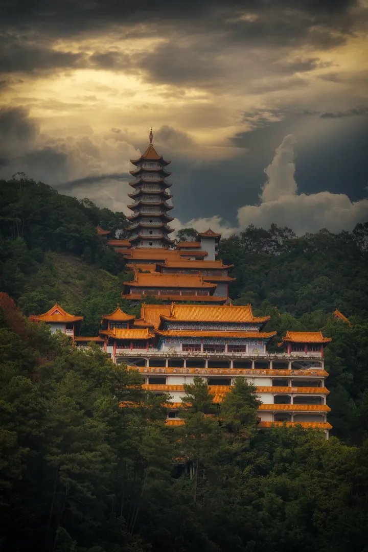 晨光中的古寺：山间的静谧与美丽