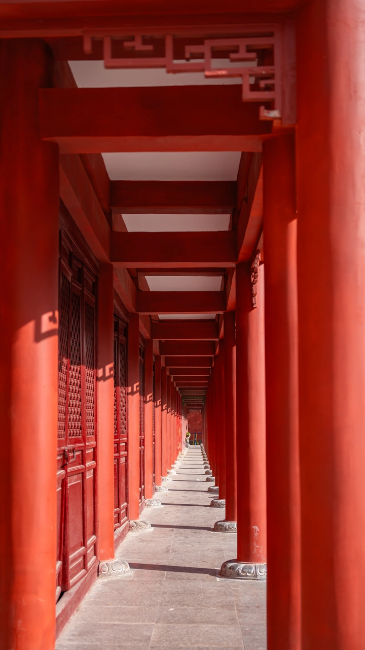 红色建筑光影
