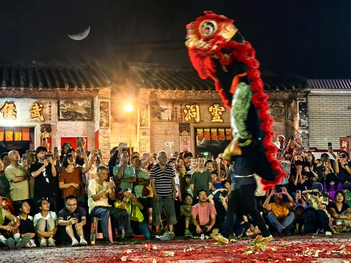 月夜狮舞耀古祠
