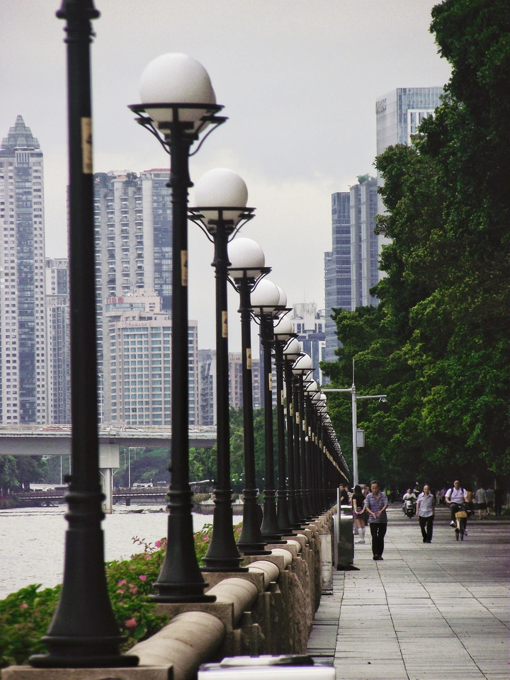 江畔长灯，城景随行