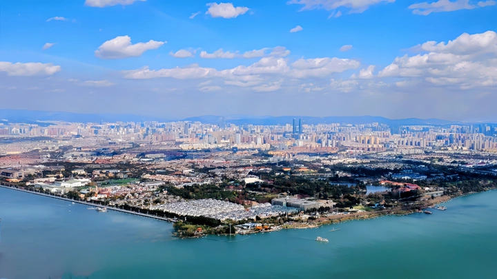 蓝天白云下，城市一角美览