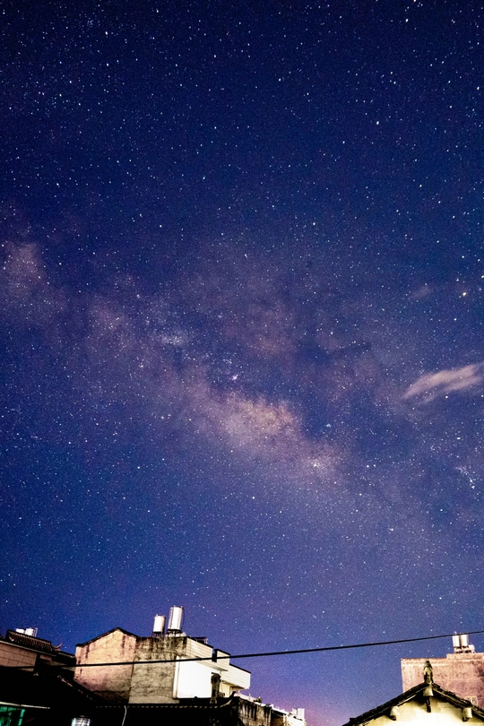 天空中有星星的夜晚的城市