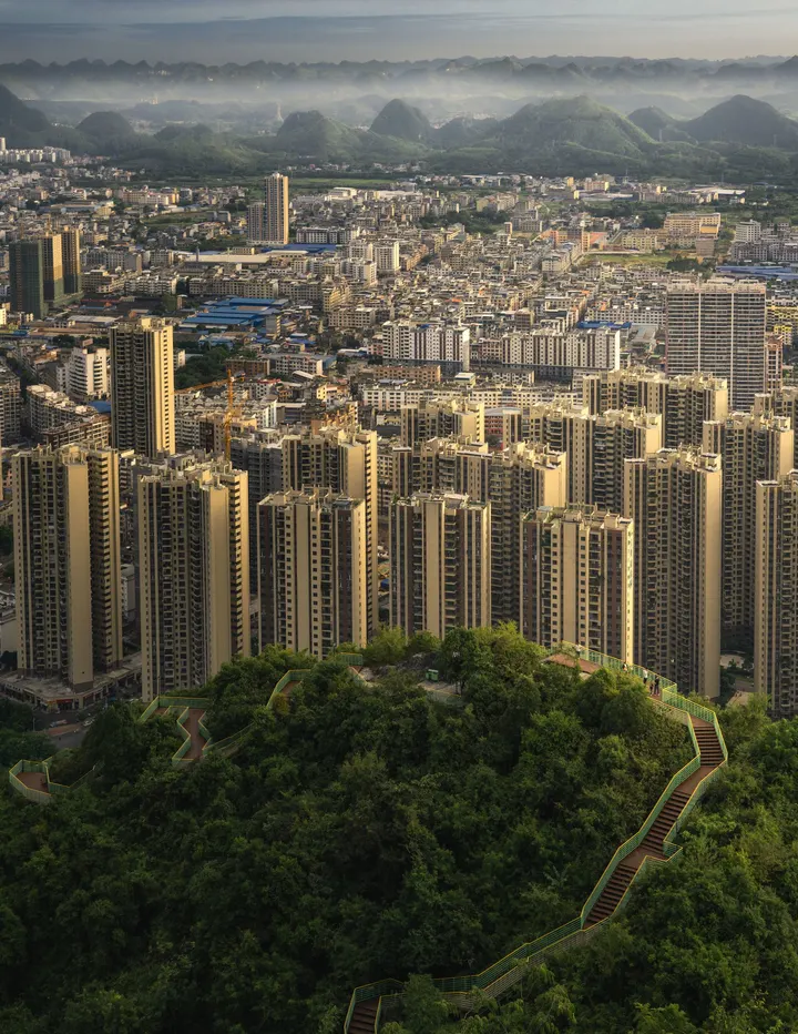 山顶的城市与群山视角