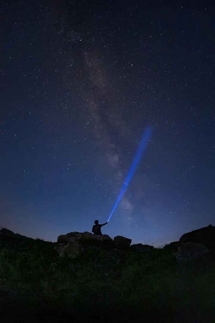 抬头仰望星空