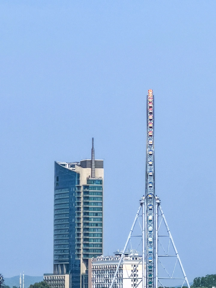 摩天轮与大厦