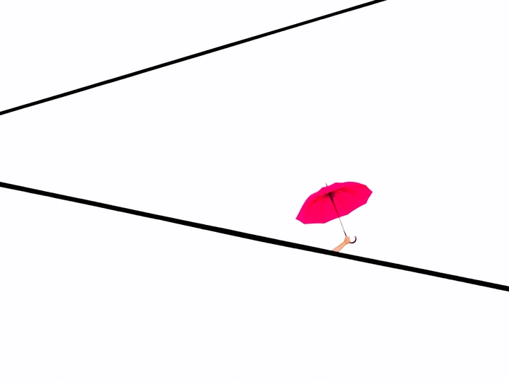 红伞与线条
