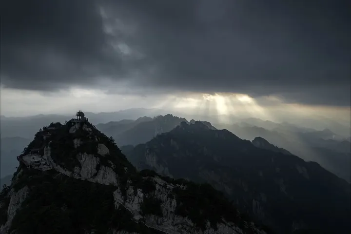 落日山峦