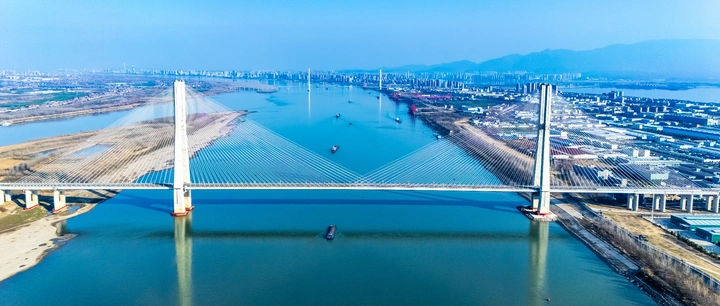 空中视角下的桥梁盛景