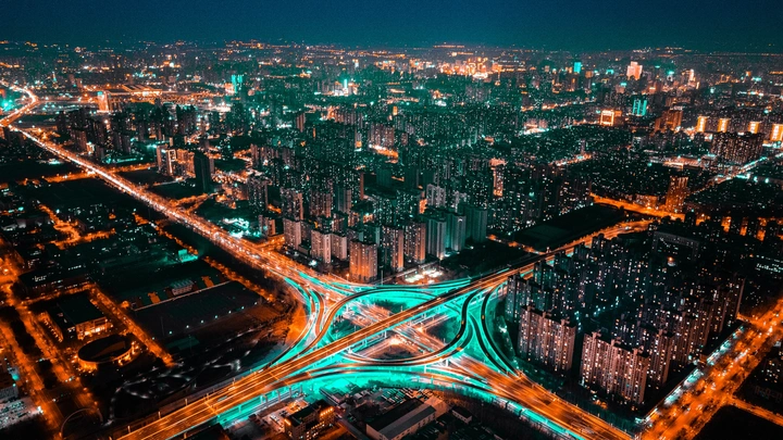 璀璨都市夜：立交桥的流光溢彩