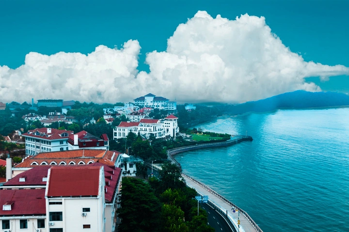 《云端下的美景》