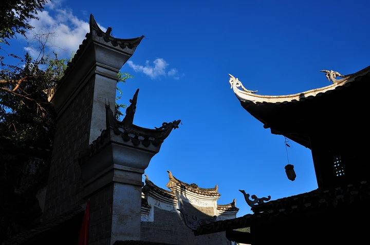 蓝天下古建筑的光影