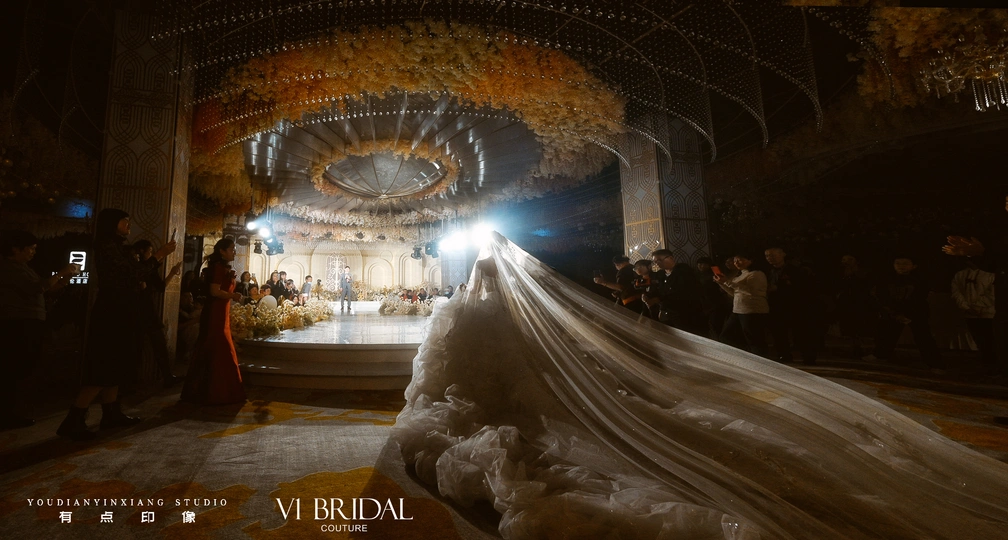 婚纱在黑暗中展示