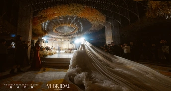 婚纱在黑暗中展示