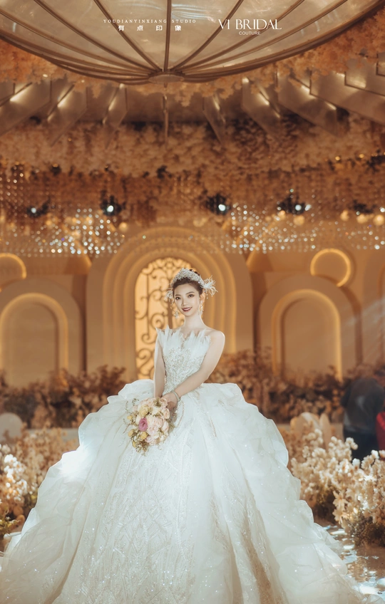 一位模特穿着婚纱拍照