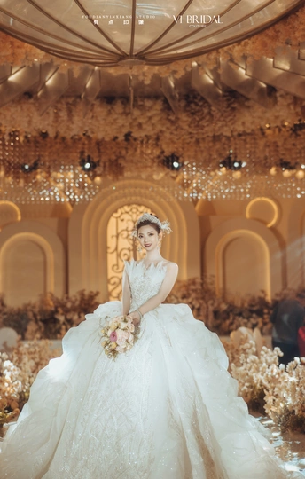 一位模特穿着婚纱拍照