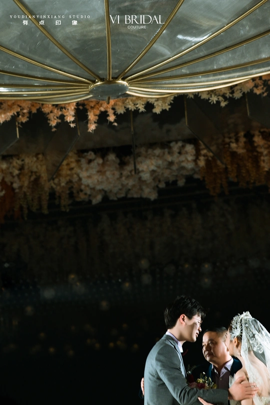 新人在婚礼下撑着伞