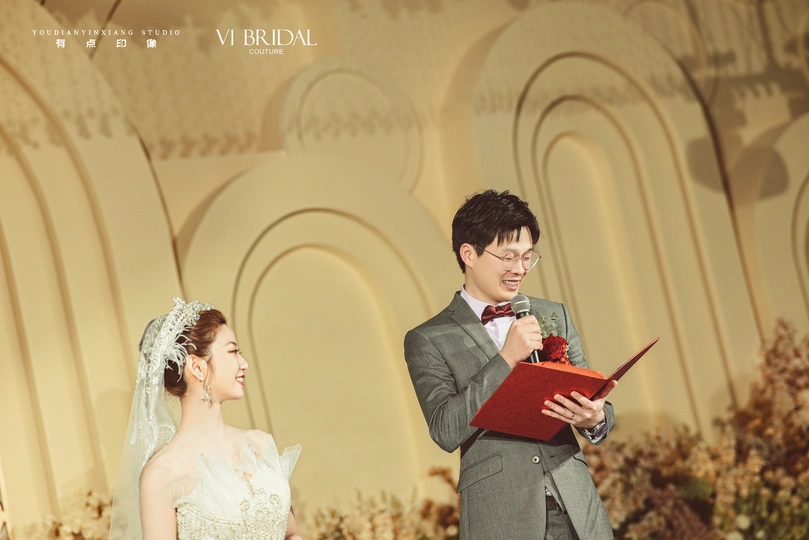 新婚夫妇在婚礼上 有新郎和新娘