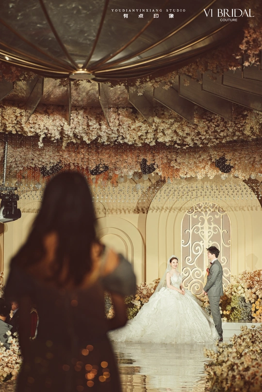 新人正在婚礼上走下 aisle。