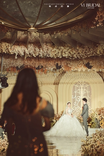 新人正在婚礼上走下 aisle。