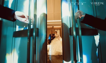 新人走出电梯门