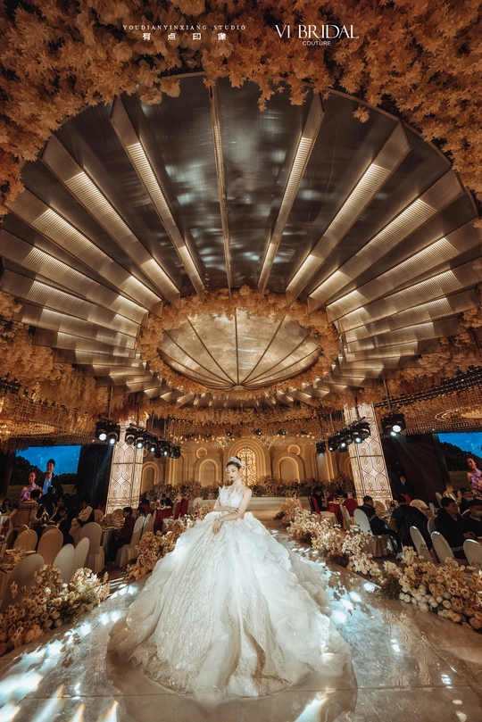 新娘穿着婚纱的照片