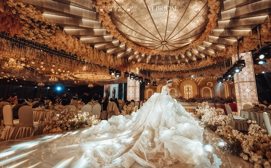 宴会厅中央的一件婚纱