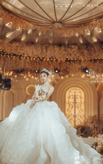 一位模特穿着婚纱拍照