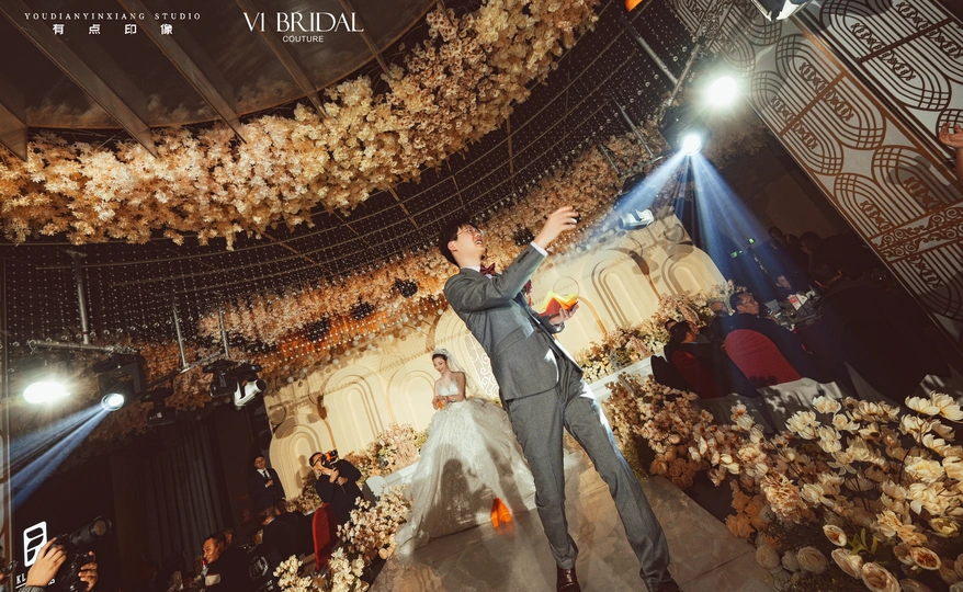 一个站在舞台上的男人