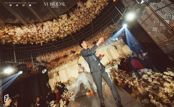 一个站在舞台上的男人